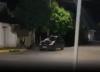 Mulher sobe em carro para impedir que marido fugisse com a filha