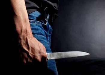 Homem tenta matar companheira com faca e acaba esfaqueado pelo filho dela