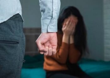 Marido é preso por agredir mulher por ciúmes de mensagens