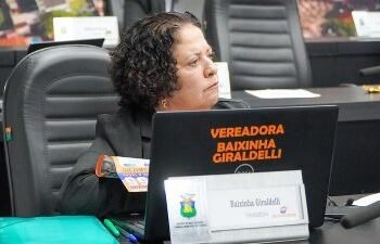 Baixinha Giraldelli critica limitação de falas na Câmara e denuncia possível discriminação