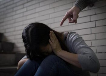 Rapaz não aceita fim de relação, agride e raspa cabelo da noiva