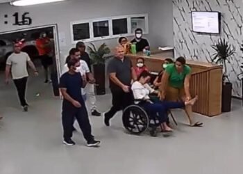 Câmeras registram Abilio ajudando mãe de adolescente em UPA após assalto forjado; veja