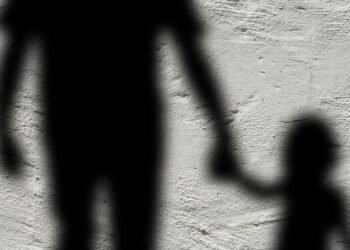 Mãe flagra padrasto deitado com enteada deficiente; vítima estava sem calcinha