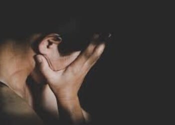 Jovem leva chutes na costela de companheiro que não aceita término