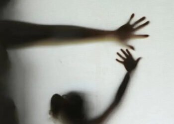 Crianças desaparecidas retornam para casa em carro de aplicativo