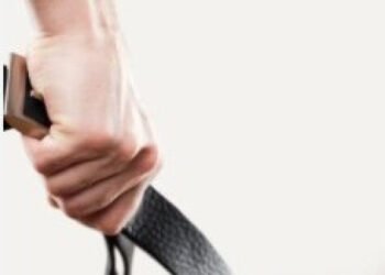 Homem com tornozeleira rompida é preso após agredir esposa grávida com cinto