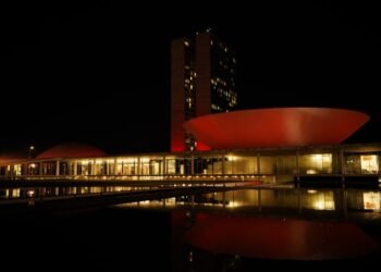 Congresso recebe iluminação vermelha em apoio ao Dia Internacional da Dignidade Menstrual