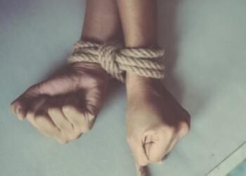 Mulher é resgatada após ser mantida em cárcere privado pelo companheiro