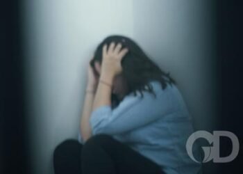 Mulher leva golpe de foice na cabeça e grita pedindo ajuda; marido é preso