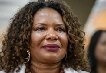 Ministra defende leis destinadas à cultura e rebate críticas; ‘incentivo não é esmola’