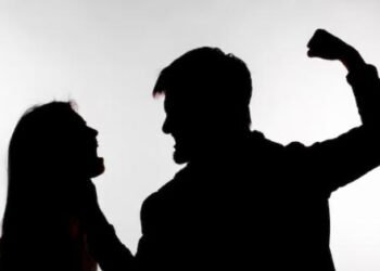 Jovem é agredida e expulsa de casa com filhos menores na Capital