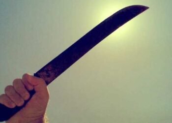 Homem ameaça matar esposa com facão e mantém família sob cárcere privado