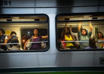 O medo como rotina: o desafio de circular nas cidades sendo mulher