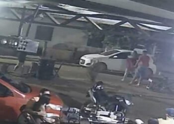 Homem descontrolado agride esposa, a própria mãe e amiga em bar no interior de MT