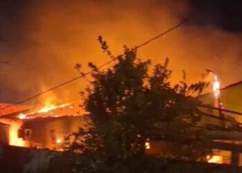 Mulher que teve casa incendiada pelo ex pede ajuda por meio de vaquinha