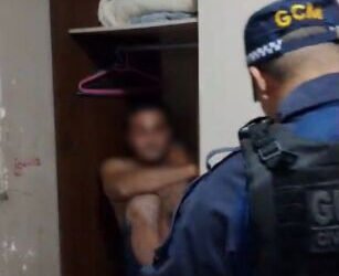 Homem é preso dentro de guarda-roupa após agredir esposa e filha