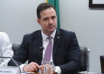 Comissão aprova projeto que obriga conselhos profissionais a atuarem na prevenção ao suicídio