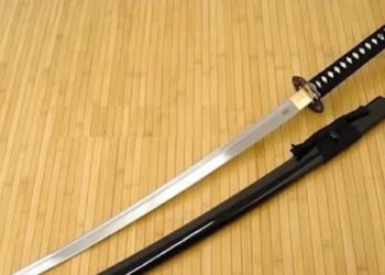 Possuído de ciúmes, homem tortura esposa com espada samurai e acaba preso em MT