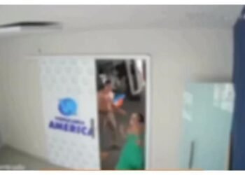 Vídeo flagra homem agredindo esposa com taco de sinuca dentro de vidraçaria em Sorriso/MT; Veja vídeo