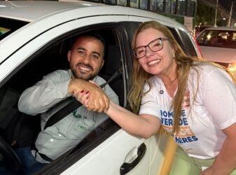 Vereadora realiza adesivaço e entrega de panfletos de combate à violência contra mulher em Cuiabá