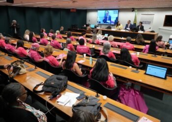 Câncer de mama: especialistas debatem baixa cobertura de rastreamento e avanços no tratamento