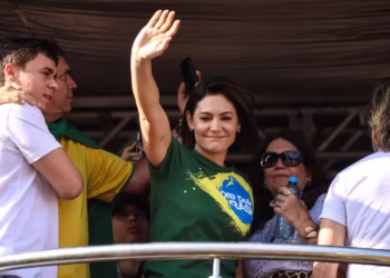 Michelle não estava em casa quando Bolsonaro foi preso e se pronuncia nas redes com trecho bíblico: ‘Não vamos desistir da nossa nação’