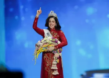 Mexicana Fátima Bosch, que reagiu à bronca de organizador, é coroada Miss Universo