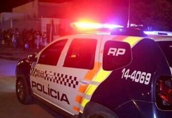 Jovem agride o namorado com vários socos na cara em briga