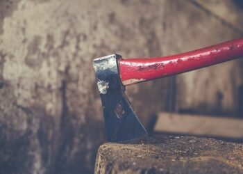 Marido ameaça mulher com machado e tira sangue da vítima com golpes na cabeça