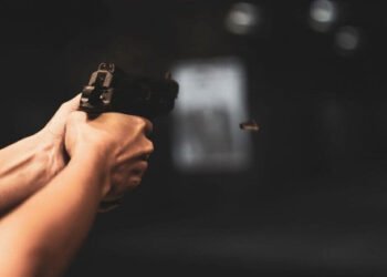 Por ciúme, homem atira contra companheira e foge em MT