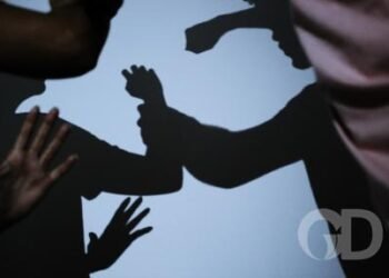 Homem usa panela para espancar a esposa e foge de casa