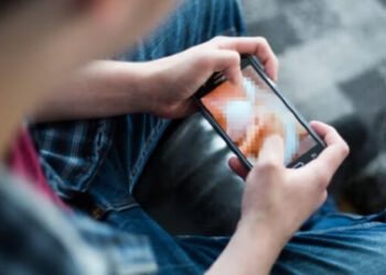 Homem tenta matar esposa que o repreendeu por assistir pornografia em MT