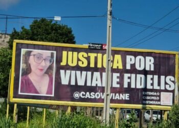 Família de advogada achada morta espalha outdoors pela cidade