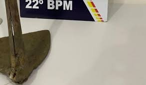 Homem é preso após tentar atacar companheira com enxada no Nortão