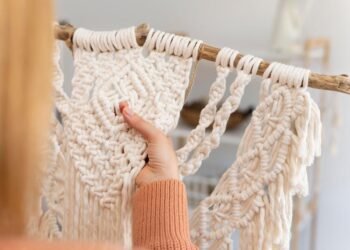 Curso gratuito em Chapada dos Guimarães capacita mulheres para gerar renda extra com macramê e biojóias