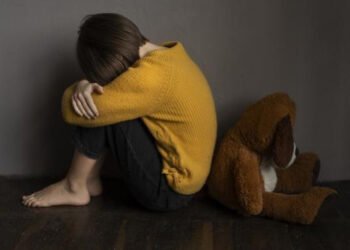 Avô toca partes íntimas da neta enquanto assistiam televisão em MT