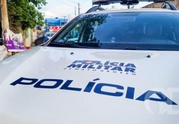 Homem é preso com arma de fogo após ameaçar companheira