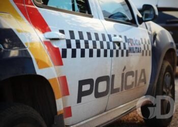 Homem invade quitinete, agride mulher e destrói móveis em surto de ciúmes