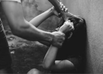 Homem é preso após agredir ex, jogar veneno no rosto da vítima e exigir sexo para devolver moto em MT