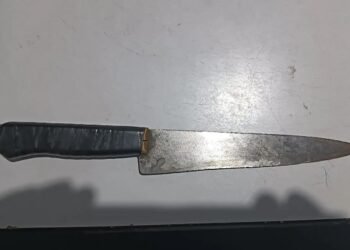 Homem acusa esposa de roubar carteira e tenta matá-la a facadas em MT