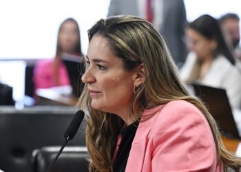 Projeto que garante opção de assento ao lado de mulheres em transporte avança no Senado