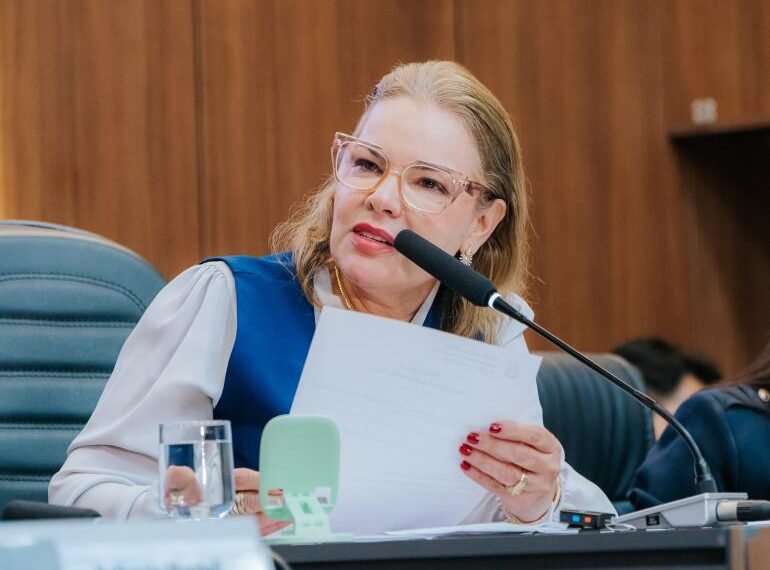 Paula Calil apresenta projeto para ampliar “Parada Segura” no transporte coletivo
