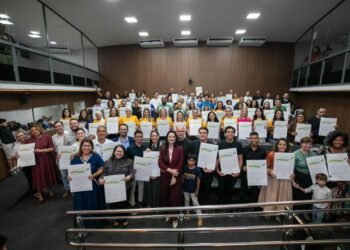 Vereadora Samantha Iris homenageia integrantes da Missão Enchei-vos com moções de aplausos