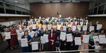Vereadora Samantha Iris homenageia integrantes da Missão Enchei-vos com moções de aplausos