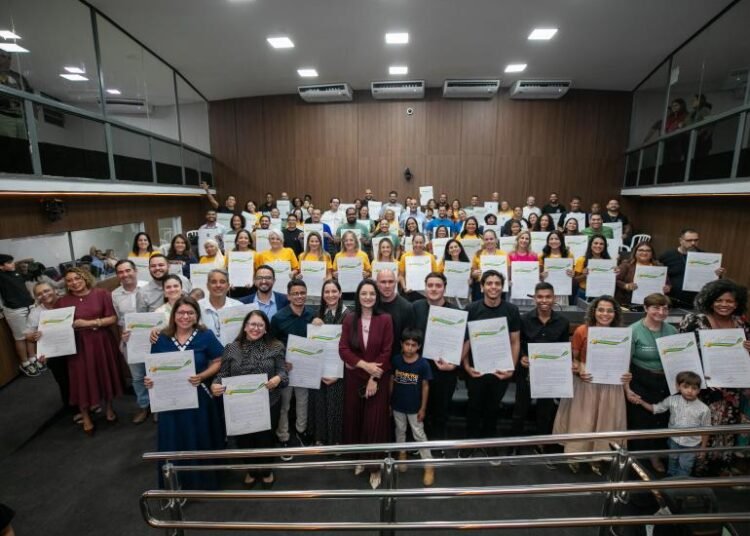 Vereadora Samantha Iris homenageia integrantes da Missão Enchei-vos com moções de aplausos