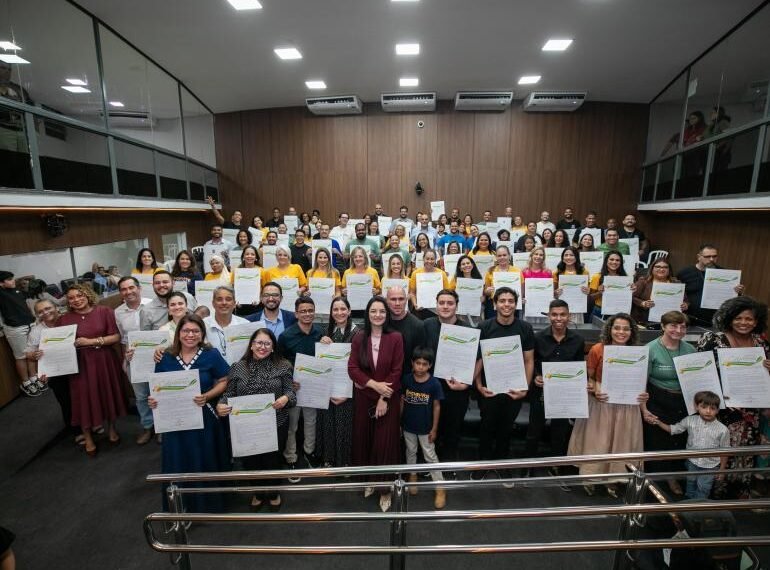 Vereadora Samantha Iris homenageia integrantes da Missão Enchei-vos com moções de aplausos