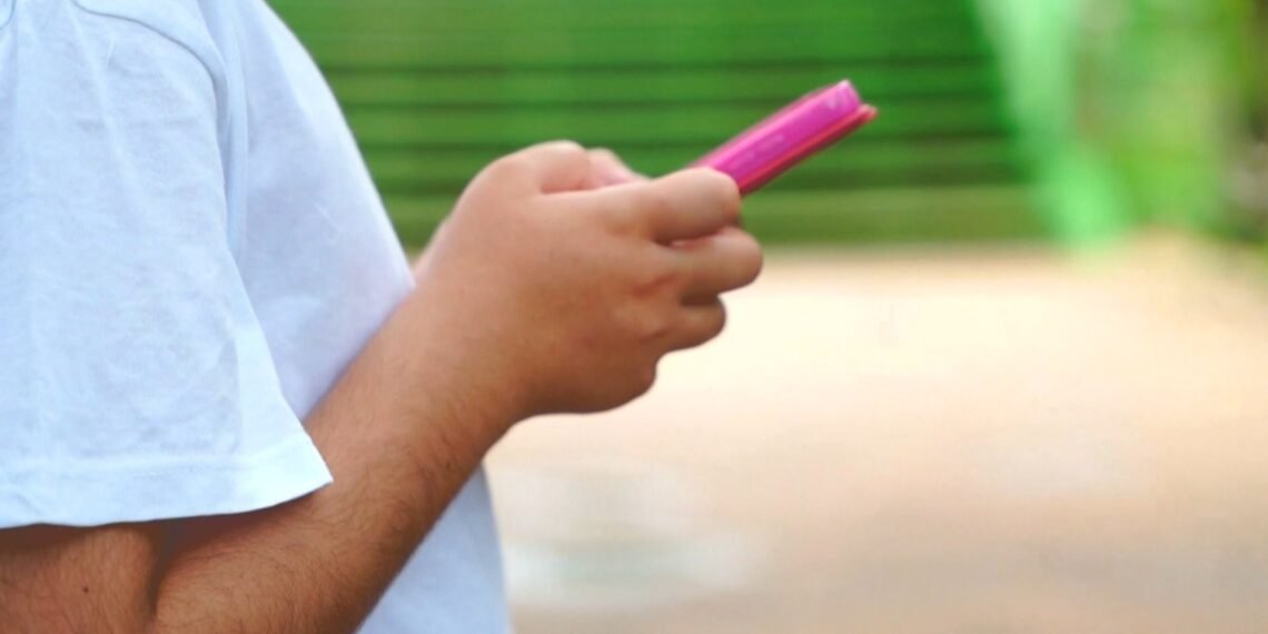 Estudo aponta como agressores aliciam adolescentes na internet