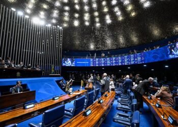 Plenário analisa pena maior para violência sexual digital contra criança