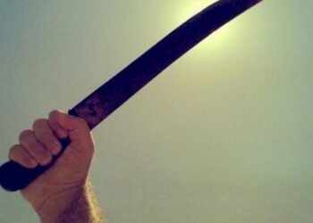 Homem invade casa da mãe com facão, quebra objetos e ameaça familiares de morte em Sinop/MT