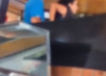 Briga em restaurante de Cuiabá tem homem armado com faca por ciúmes e tumulto; assista